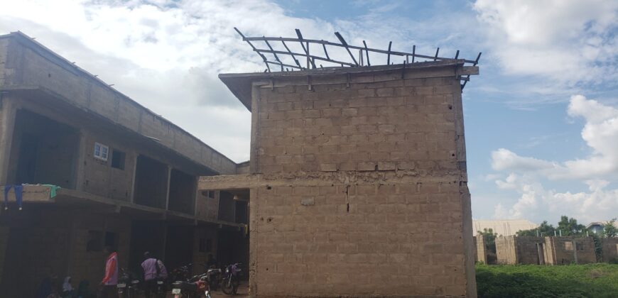 Storey Building containing 25 rooms Selfcon and 4 unites of  Room and Parlour for Sale