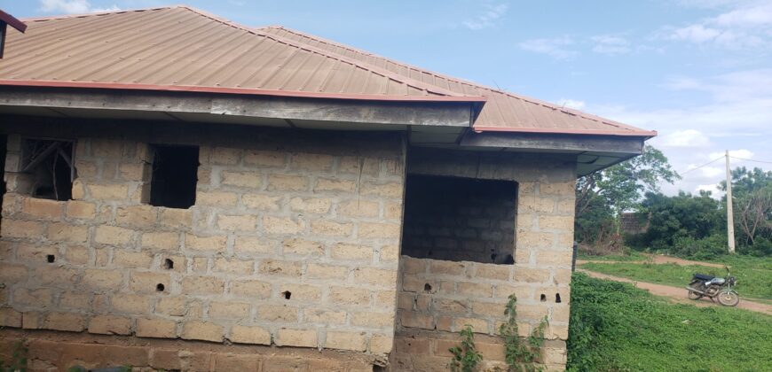 Uncompleted 18 rooms selfcon for sale on 4plot of land
