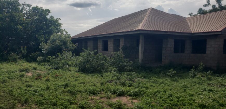 Uncompleted 18 rooms selfcon for sale on 4plot of land