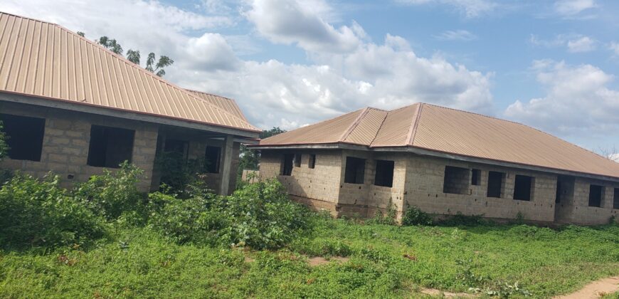 Uncompleted 18 rooms selfcon for sale on 4plot of land