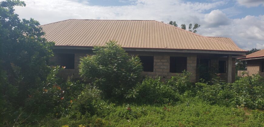 Uncompleted 18 rooms selfcon for sale on 4plot of land