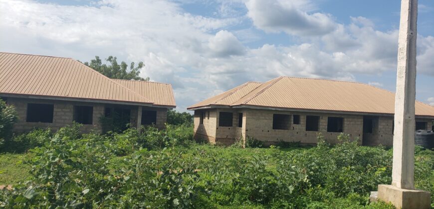 Uncompleted 18 rooms selfcon for sale on 4plot of land